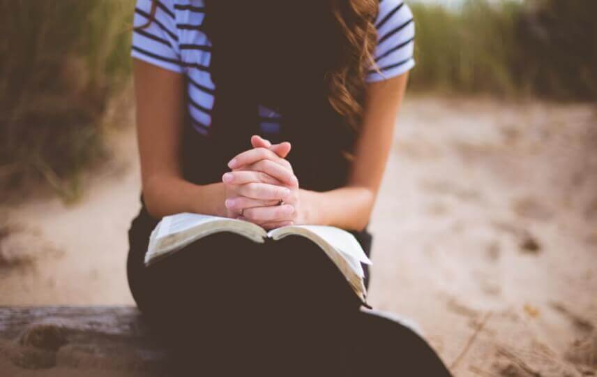 These 5 Habits of Boss Babes will leave you more put together and able to accomplish more in your business and your life. Practice organization daily. Here are 5 Girl Boss Habits to Develop Now! Girl Boss, Self Love, Self Care, and Self Development! The 5 Golden Habits Of A Girl Boss! #GirlBoss #Selflove #Selfcare #SelfDevelopment #Advice www.Everythingabode.com