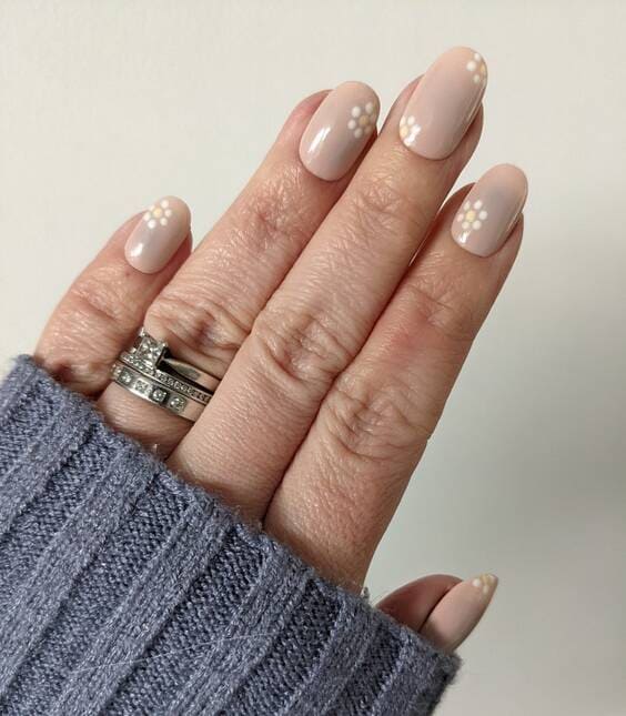 dainty daisies nail designs