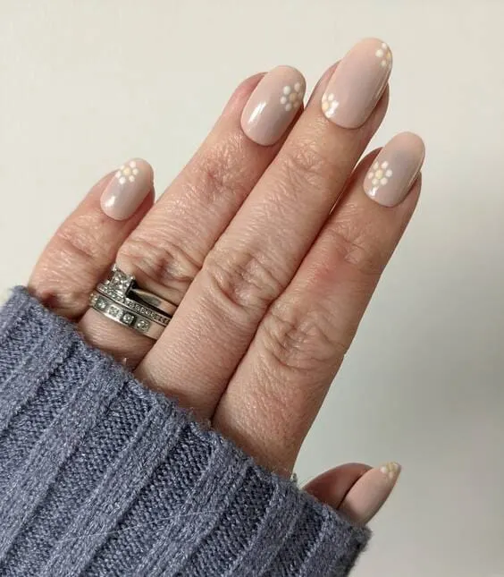 dainty daisies nail designs